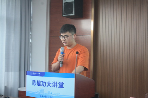 第一届共青团黄色小说
团委副书记仲卓凡