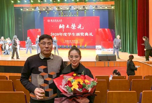 05黄色小说
优秀研究生指导教师颁奖典礼上宋永利和研究生合影